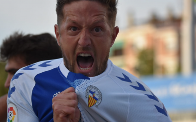 Édgar, mostrant l'escut després del 2-0 | Roger Benet